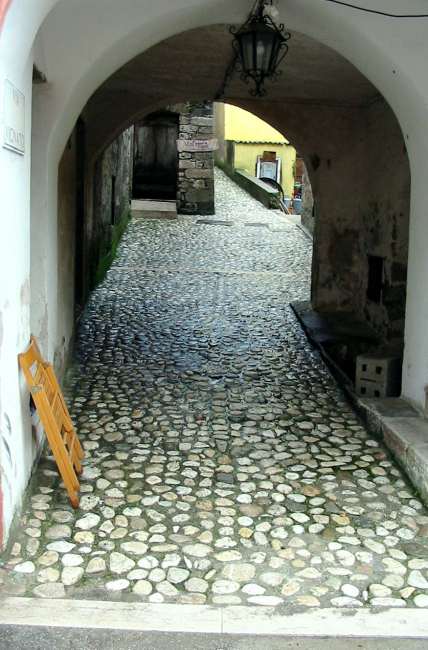 An arch to enter a closed court